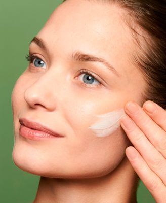 крем для лица. крем для лица эстетика. дневной и ночной крем. девушка мажет лицо кремом. косметические крема для лица.