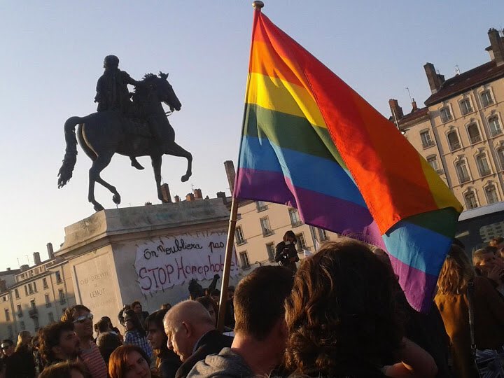 UHomophobie's tweet photo. Nous apportons notre plus sincère soutien aux deux jeunes hommes gays agressés hier soir à 19h Place Bellecour à Lyon.

Il va falloir VRAIMENT trouver des solutions.

Nos tweets se suivent et se ressemblent, chaque jour.

Rien ne bouge.
C’est intolérable.
Insupportable.

#Urgence https://t.co/kGNRtm5fki