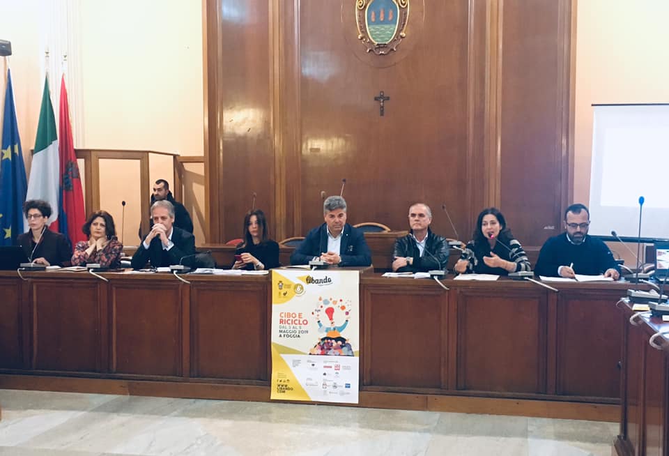 ConfcommercioFG's tweet image. Siamo partner di @libando_fg 
#Confcommercio sostiene l’area B2B e promuove il progetto #Rimpiattino di @fipeconf per il recupero dei cibi avanzati nei ristoranti. #libando2019