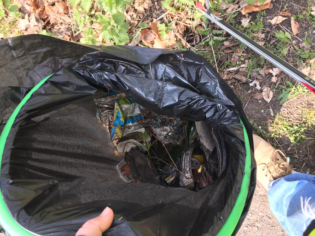 Jacqui_Housing's tweet photo. Litter pick and clean up on the Hattersley and Mottram Estate with @Onward_Homes @SamP_Onward #GBSpringClean not sure how many bags yet, watch this space https://t.co/DYOd30mh4i