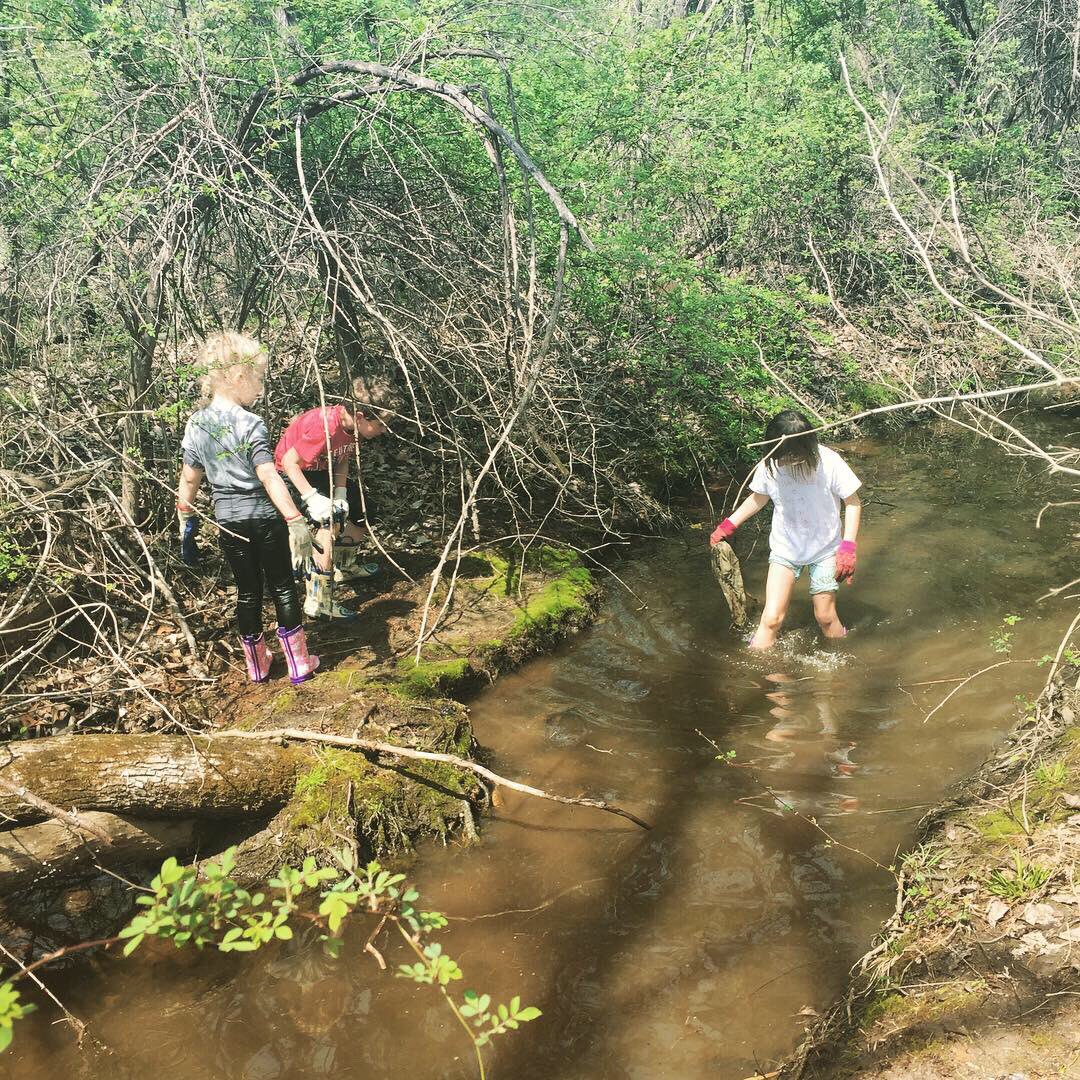 WatershedPCS's tweet photo. Cleaning up the stream #CleanGreen15 #trashtag #projectcleanstream https://t.co/uqCXEH9tYS