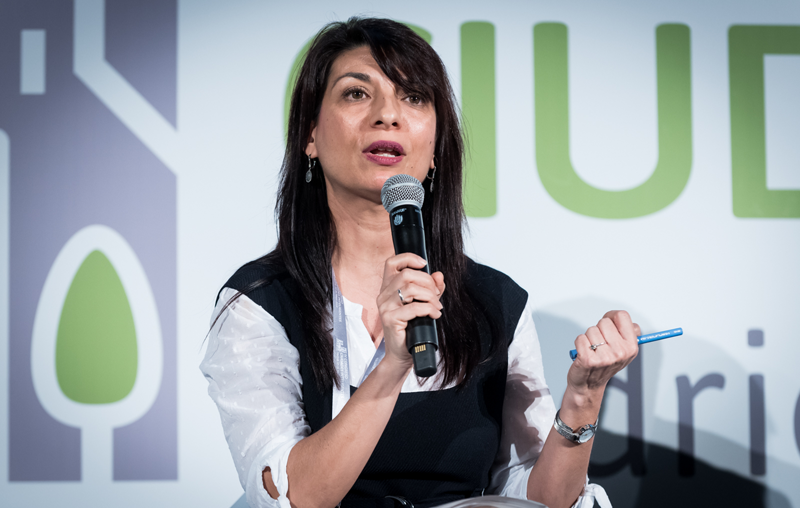 🎙️🌾<a href="/Isabelbombal1/">Isabel Bombal Diaz</a>, DG de Desarrollo Rural de @mapagob:

🗨️«Para abordar el reto demográfico es imprescindible hacerlo con  sensibilidad global de Gobierno y con perspectiva transversal y visión de Estado» 

🗨️«Hay que superar la brecha urbano-rural» 

📥bit.ly/2VRaDqR