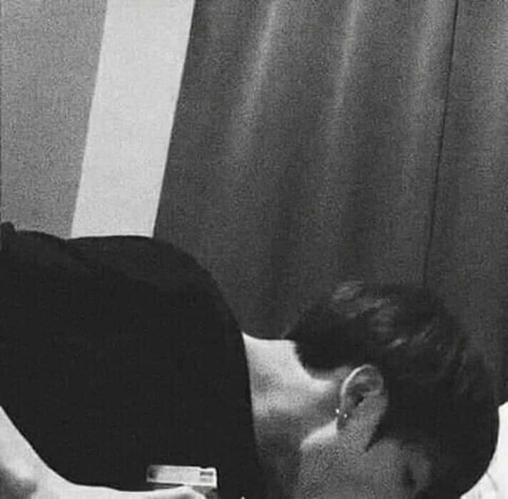 justhanash's tweet photo. i saw this somewhere and now i couldn't stop guffawing. taehyung seems not enjoying his blow. 😂 https://t.co/Q7nhtZ3lE6