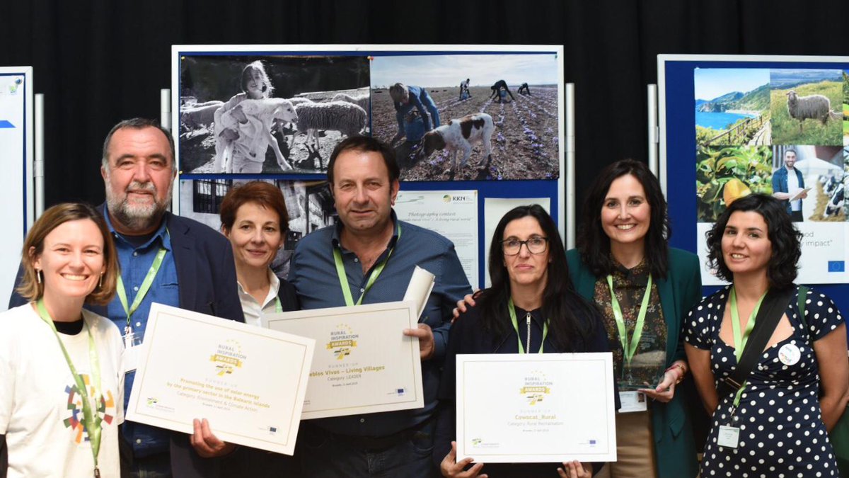 redespanola's tweet photo. 🇪🇺🏆El proyecto #LEADER "Pueblos vivos" coordinado por @CEDERSOMONTANO y en el que participan Adefo Cinco Villas y @agujama recibe en Bruselas el diploma de finalista de los premios #RuralInspiration de la Comisión Europea y @ENRD_CP 👏👏
ℹ️https://t.co/lxYTa54ku6 https://t.co/ViRQC2o84r