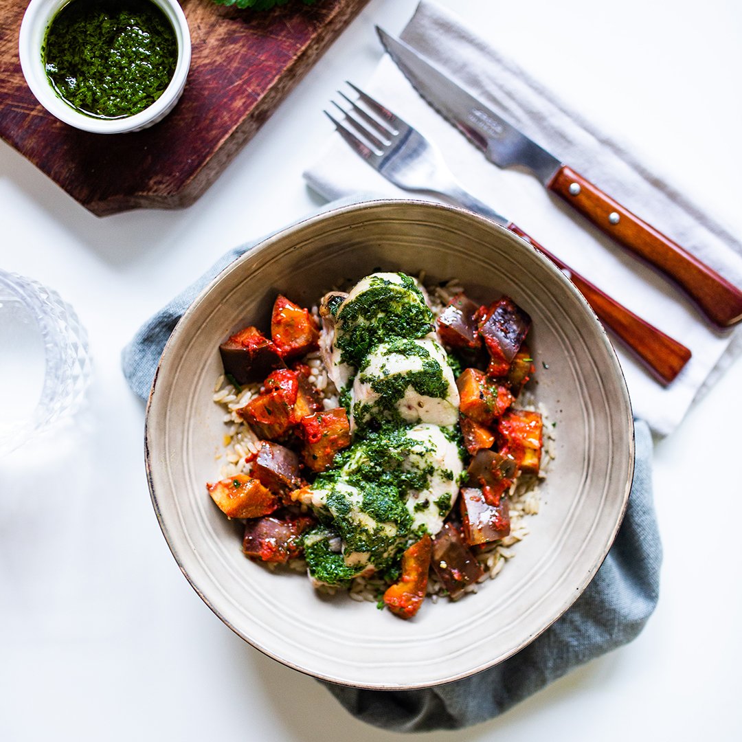 Pollo, riso, verdura, salsa verde et voilà! Il piatto sano è completo! Dopo un buon pranzo goditi la giornata di sole facendo due passi ☀️