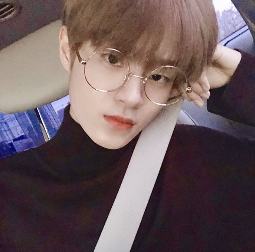 centredaehwi's tweet photo. every single time he updates it just brings tears to my eyes How can someone be this good looking https://t.co/FyzzRi3K3I