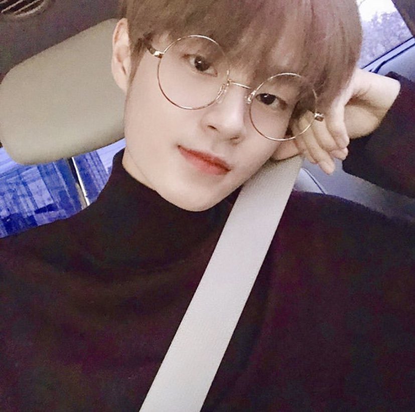 centredaehwi's tweet photo. every single time he updates it just brings tears to my eyes How can someone be this good looking https://t.co/FyzzRi3K3I