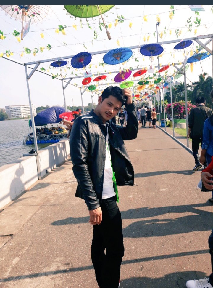 WaiYan02285201's tweet photo. ေနအရမ္​းပူ ဂ႐ုစိုက္ပါခ်ိတုန္​​ေလးတို႔ https://t.co/5xnGL5ApCZ