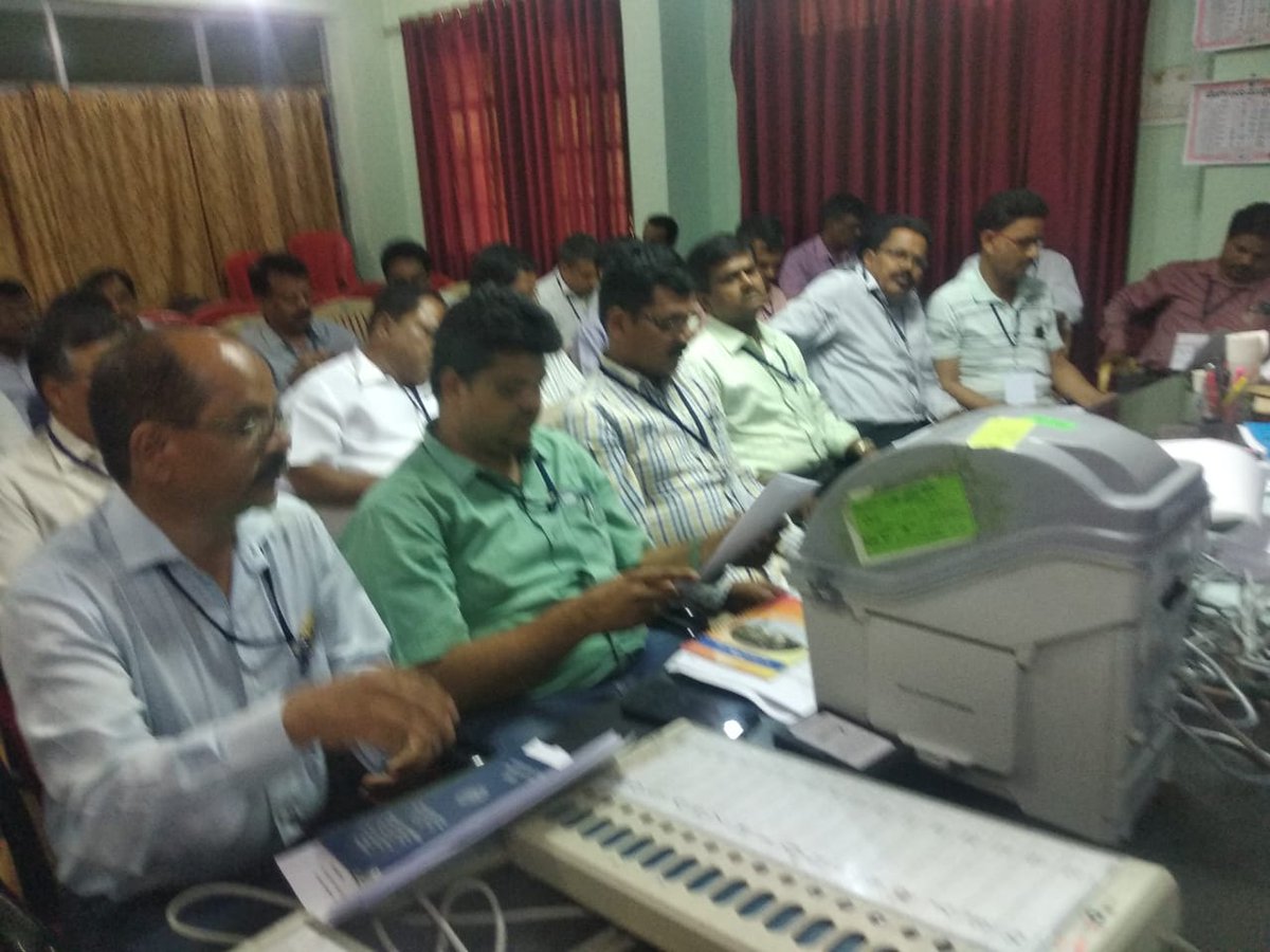 deodavanagere's tweet photo. conducting sector officer meeting regarding 2nd training for polling personal and conducting BLOs meeting for distribution of voter slips and preparation of ASD list in mayakonda. https://t.co/y8N3U3FGkJ