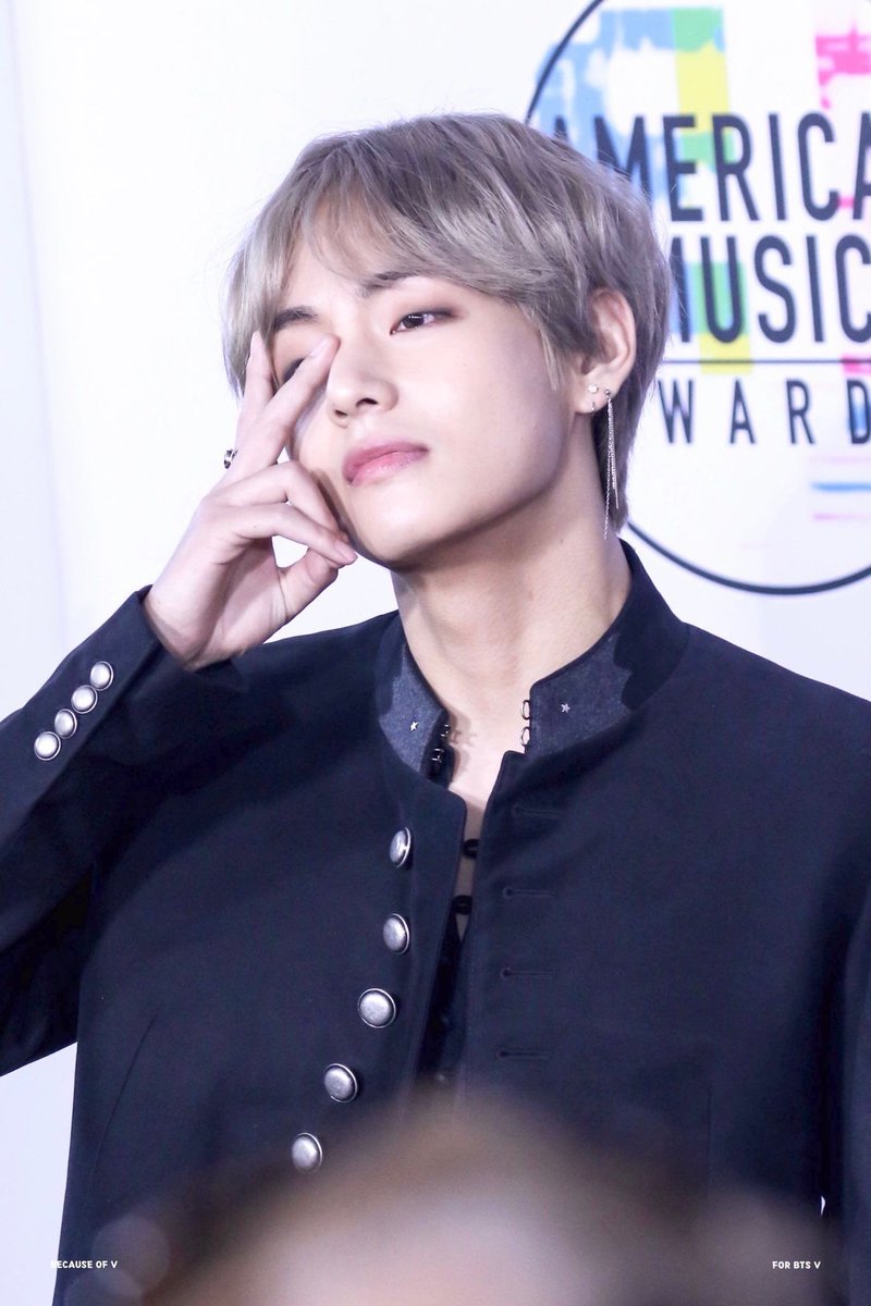 picsfortaehyung's tweet photo. V’s style at the AMAS 2017 🥺📸
#BTS
#Taehyung
#amas2017 https://t.co/7y9nM9e9lN