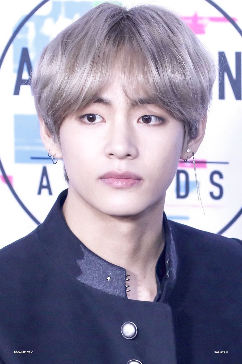 picsfortaehyung's tweet photo. V’s style at the AMAS 2017 🥺📸
#BTS
#Taehyung
#amas2017 https://t.co/7y9nM9e9lN