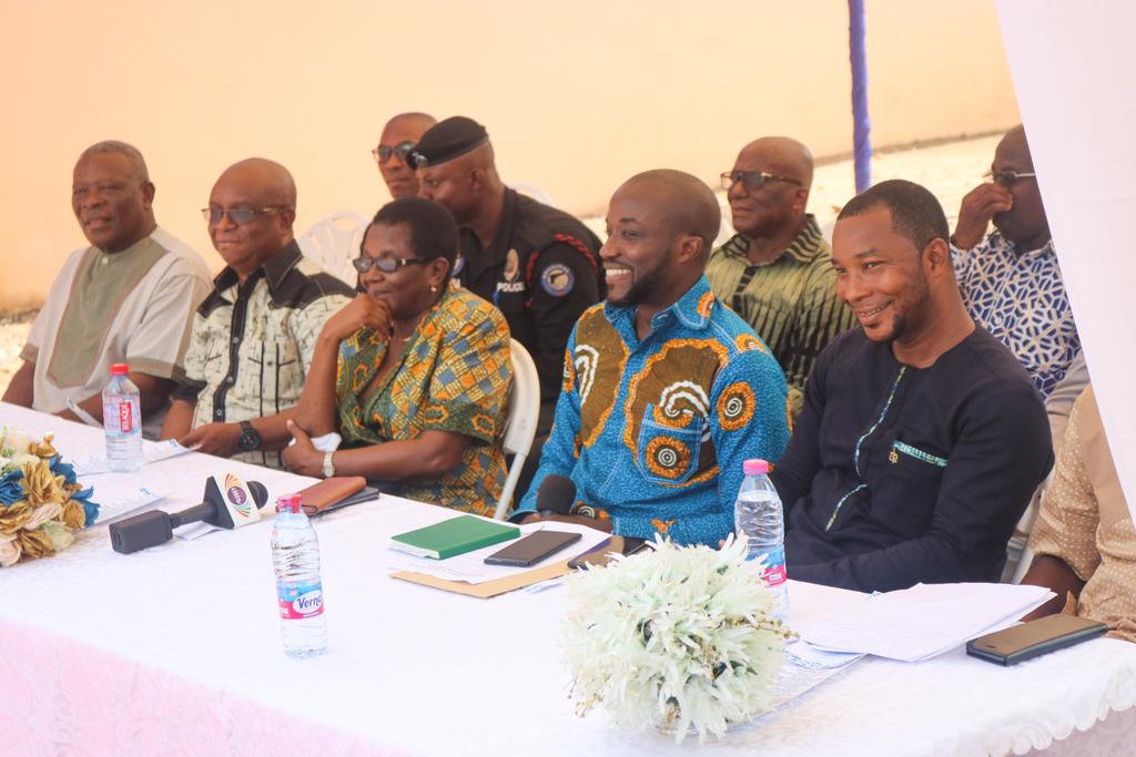 AgiEastVolta's tweet photo. At the Sod cutting ceremony of the Volta Press Center in Ho, @AgiEastVolta assured the Volta Branch of GJA of its continuous support and collaborations to ensure that, the Press continues to project the economic potentials and viability of industries in the Volta Region #AGI https://t.co/rdH4ZYKtyo