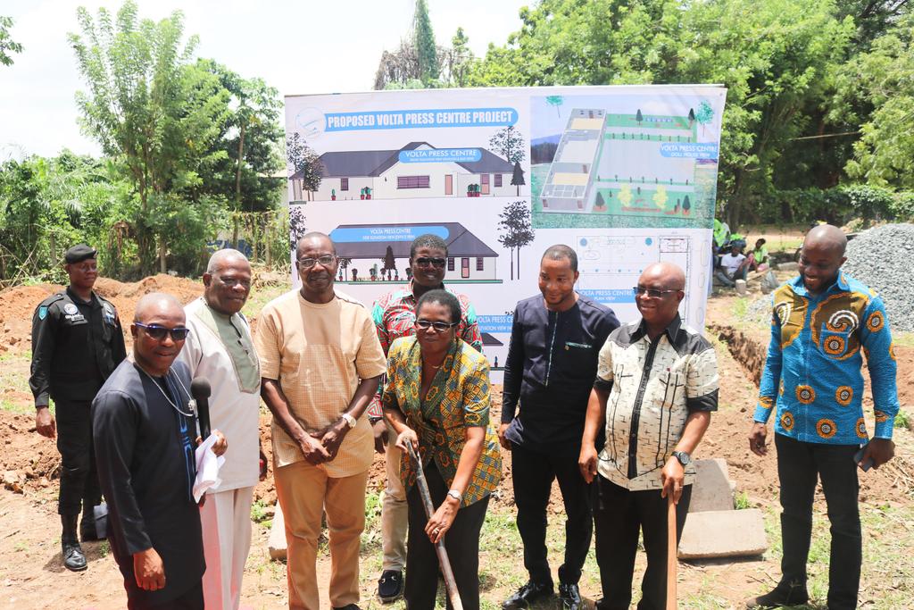 AgiEastVolta's tweet photo. At the Sod cutting ceremony of the Volta Press Center in Ho, @AgiEastVolta assured the Volta Branch of GJA of its continuous support and collaborations to ensure that, the Press continues to project the economic potentials and viability of industries in the Volta Region #AGI https://t.co/rdH4ZYKtyo