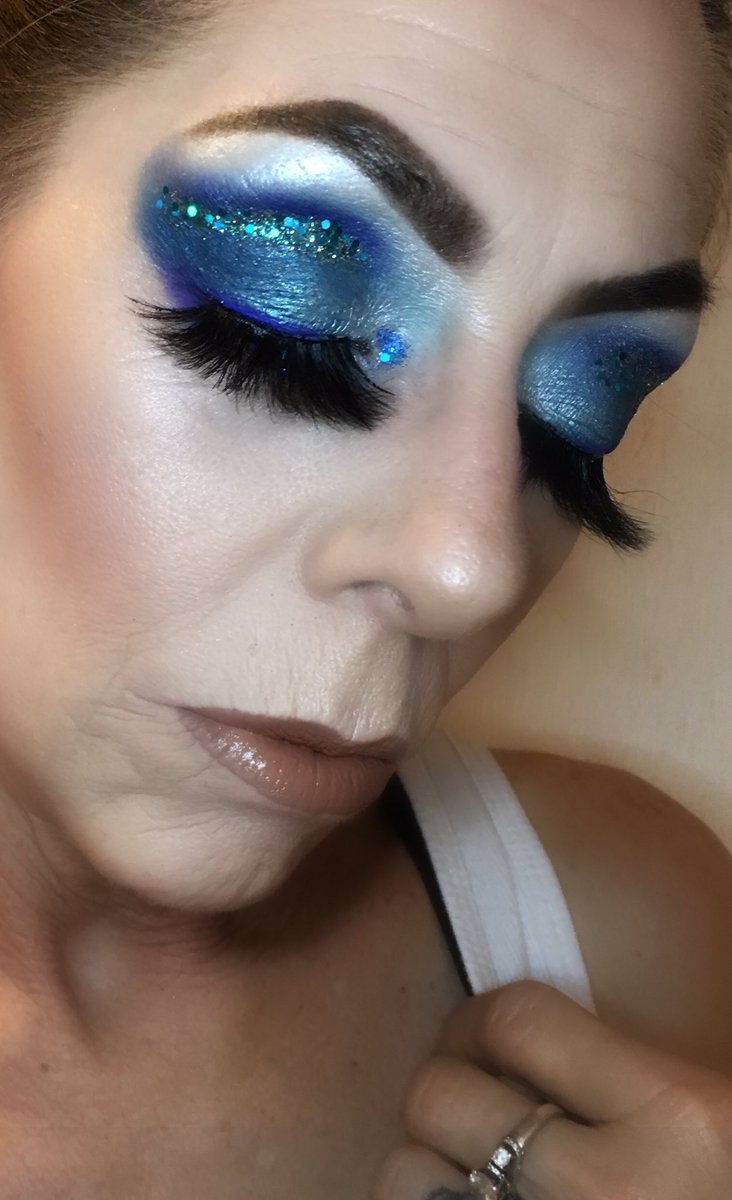noniesmakeup's tweet photo. She's extra....extra AF! 💙
.
@JeffreeStar #JeffreeStarApproved #BlueBloodPalette #BlueBlood 
@MidasCosmetics 
#fifteen #bemine #heartsdesirexlocanasmua #ladulcevida 
#MondayMotivation #makeupartist #makeupjunkie  #glittermakeup https://t.co/G4VffZYM4L