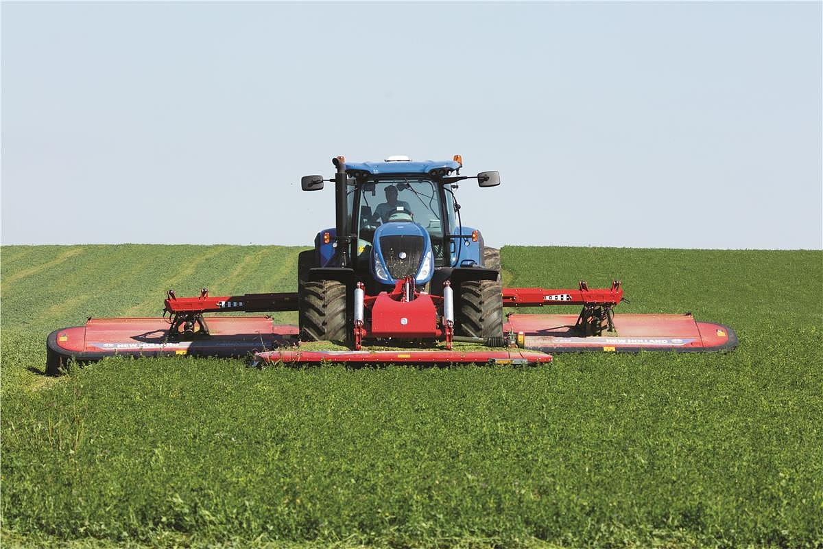 Win the race for quality hay by cutting a massive 33’6” swath with every pass. Ask us about the full line of MegaCutter™ triple disc mowers and mower-conditioners. #MegaCutter bit.ly/NHmegacutter