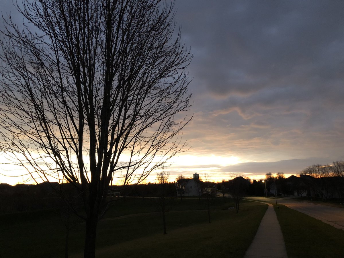 cityofames's tweet photo. Partly cloudy? partly sunny? 100% beautiful sunrise. Whatever the weather, have a great Monday morning in Ames! 😄🌺🐝🌹☀️ #feelslikespring #Mondays #Sunrise #AlwaysAmes #SmartChoice https://t.co/Wk1aCbmQzz