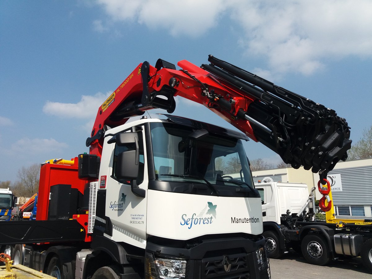 SEFOREST's tweet photo. Pour toujours mieux répondre aux besoins de ses clients #SEFOREST est fière de vous présenter son nouveau #camion #grue capacité 78T/M avec 20 mètres de flèche montée sur un camion #RENAULT 8x2 C460 - https://t.co/OuTRUdLlEz #levage #annecy #manutention https://t.co/HasKPugcJd