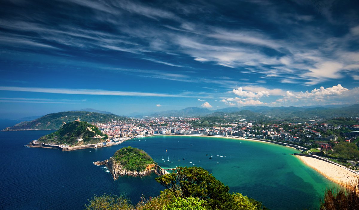 MAECgob's tweet photo. 🏆 #Donostia/#SanSebastián ha obtenido el #PremioEuropa2019 de la Asamblea Parlamentaria del @coe, que reconoce su implicación en el proyecto europeo 👏👏

🇪🇺 Es la tercera ciudad española que se lleva este galardón, tras #SantiagodeCompostela y #Girona https://t.co/EaD7h4Yp0A