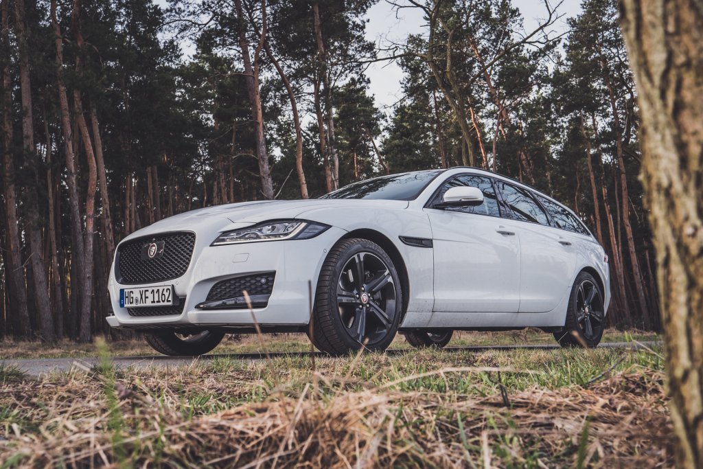 pietmorgen's tweet photo. BMW 530i gegen Jaguar XF 25d. Die weißeste Kombi, seit es Kombis gibt. https://t.co/mfW52rqDtn https://t.co/QEjAsb4NMh