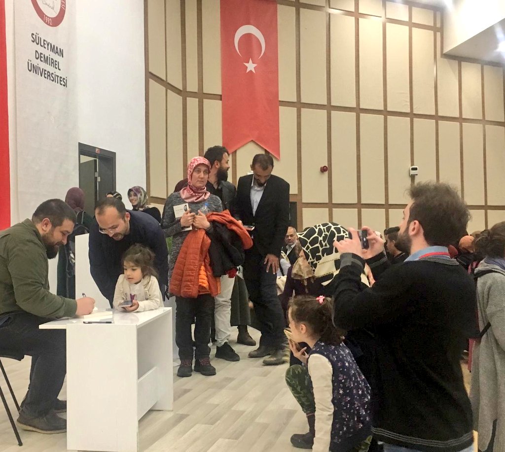 SDU_ESMAM's tweet photo. Türkiye'de ilk solo santur albümünü çıkaran değerli müzisyen,santurzen Sedat Anar ve eşi Damla Anar’ın sunduğu performans yoğun ilgi ve hayranlıkla karşılandı. Konser sonrası Sedat Anar, "Sokaknamame" isimli kitabını ve albümlerini imzaladı. https://t.co/WmPd1gBy9A