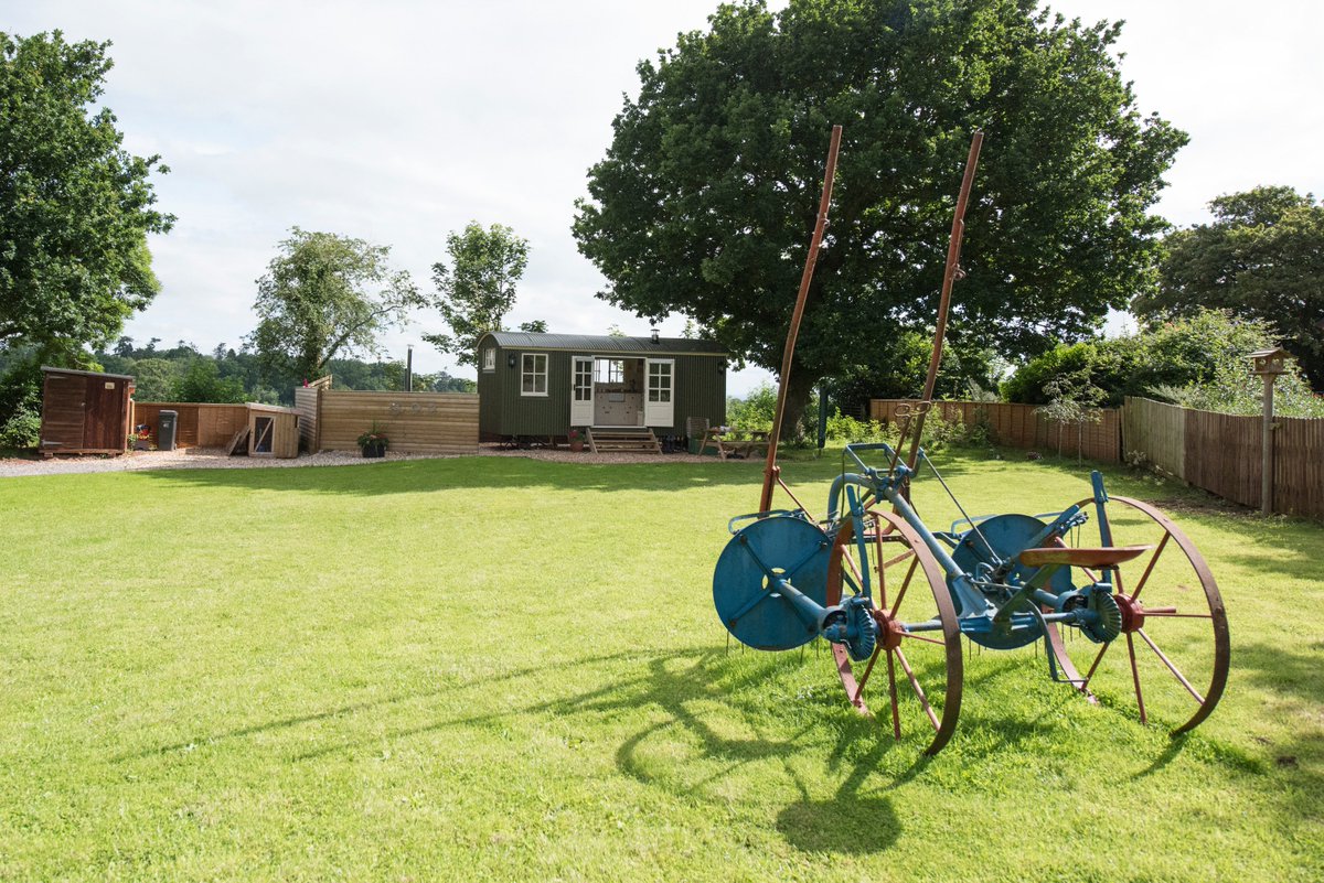 Uniquehideaways's tweet photo. This idyllic #shepherdshut is THE place as a base for enjoying the joys of spring in May, right beside the #QuantockHills #AONB #Somerset and incredibly #dogfriendly. Find out more here: https://t.co/MvxhbctNMz #Maygetaway #wow #wishyouwerehere #glamping #classicglamping https://t.co/50vbTX9uU1