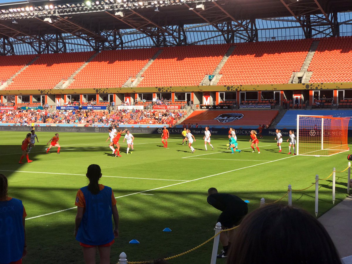 Thank you <a href="/coachkingfit/">coach king</a> for taking us to the season opener of <a href="/HoustonDash/">Houston Dash</a>‼️ Such a great experience for these girls (and me). We even got to hang out in the player tunnel before the game! ⚽️⚽️⚽️⚽️ #SundayFunday #GirlsTrip #DashOn