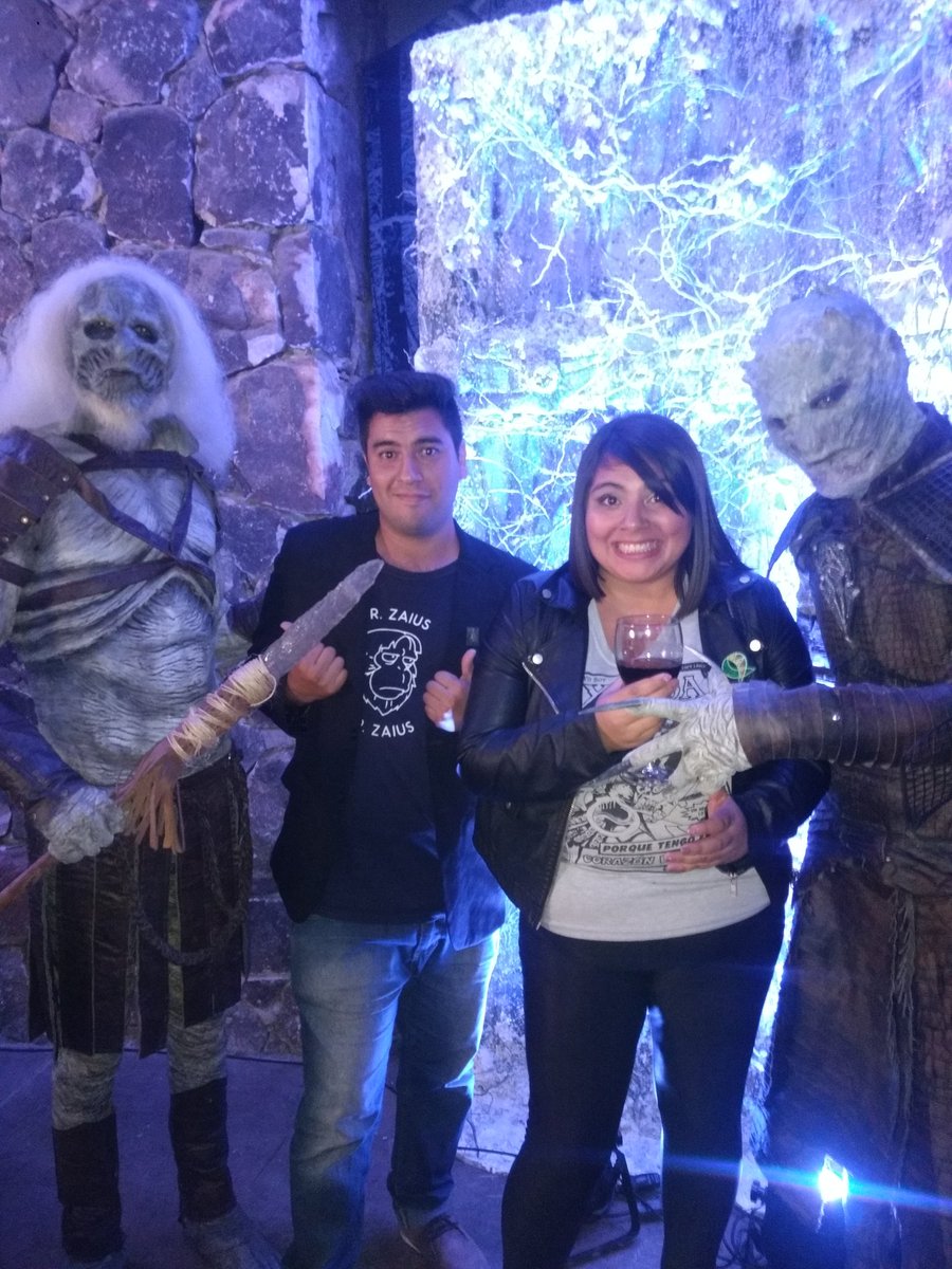 Patosalvat8's tweet photo. Anoche en la #GoTWatchParty con la embajadora de la #CasaArgentina @FioSargenti.
#GameofThrones
#ForTheThrone https://t.co/5V3xhEbNFi