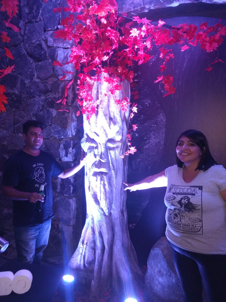 Patosalvat8's tweet photo. Anoche en la #GoTWatchParty con la embajadora de la #CasaArgentina @FioSargenti.
#GameofThrones
#ForTheThrone https://t.co/5V3xhEbNFi