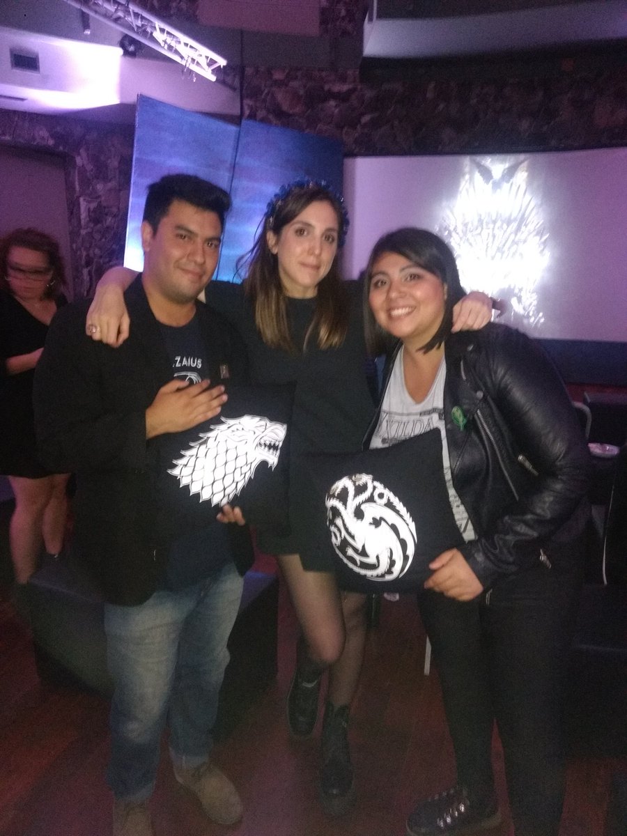 Patosalvat8's tweet photo. Anoche en la #GoTWatchParty con la embajadora de la #CasaArgentina @FioSargenti.
#GameofThrones
#ForTheThrone https://t.co/5V3xhEbNFi