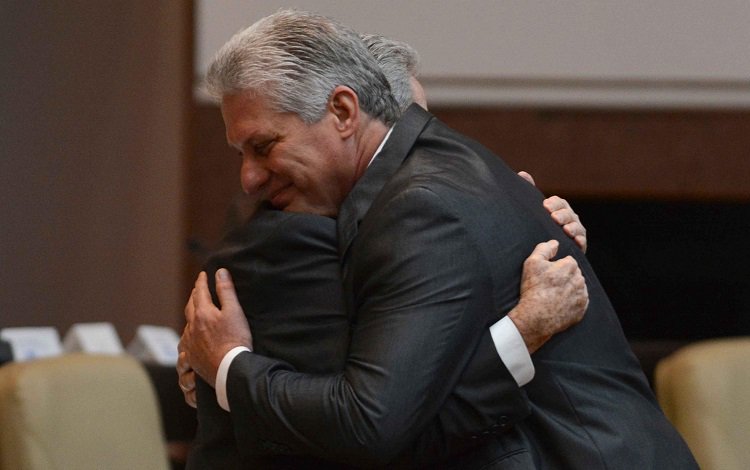 Desde el #19/abril/2018 #Cuba tiene un nuevo presidente pero una única #Revolución <a href="/DiazCanelB/">Miguel Díaz-Canel Bermúdez</a> gobierna en tiempo real y lo hace junto a un incansable equipo. Sonríe, dialoga, exige, trabaja. Es un líder que la gente quiere y en el exterior se respeta. Sigamos construyendo Cuba🇨🇺