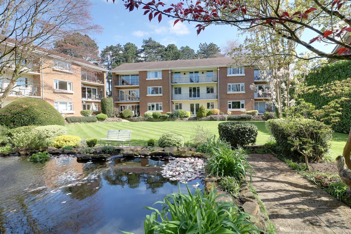LlanishenDar's tweet photo. Relax and unwind on the balcony taking in the stunning views of the manicured communal gardens and Cardiff's skyline beyond. https://t.co/j8HeZLwcdN https://t.co/qjuTyzpKRP