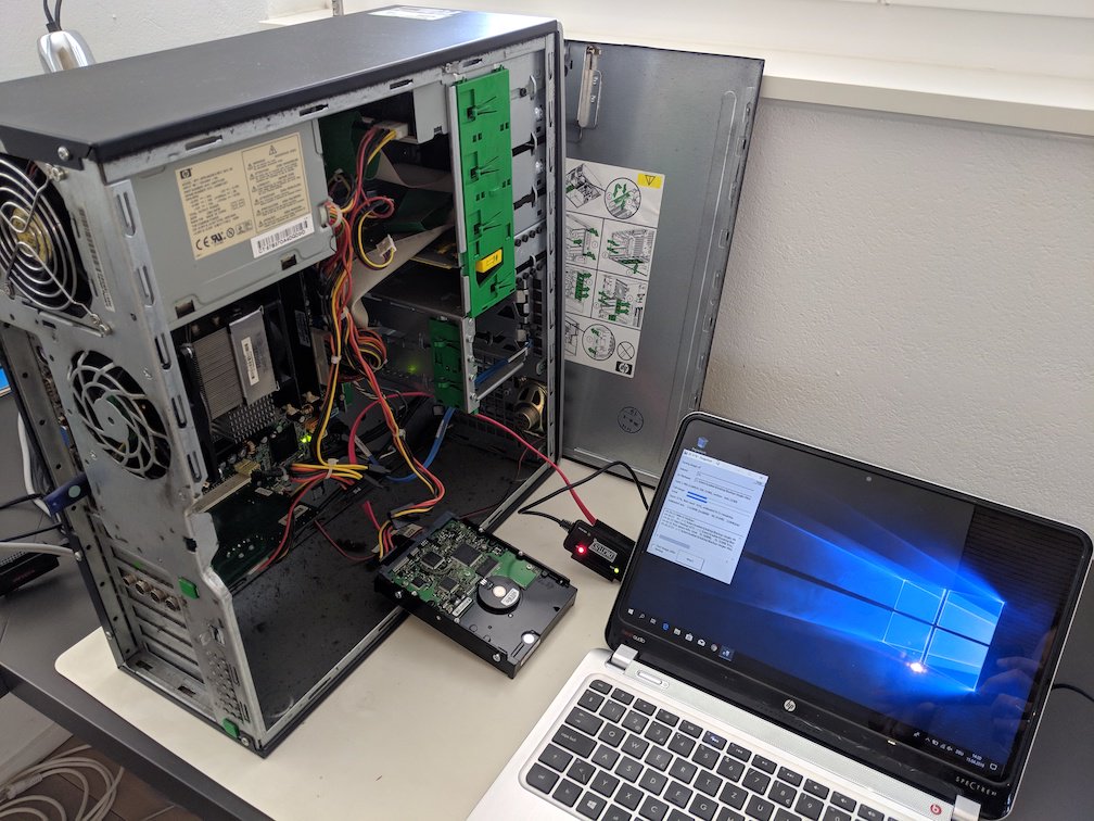 Datenrettung von 15 jährigem PC (links). Das Gerät geht nun in seinen wohl verdienten Ruhestand...