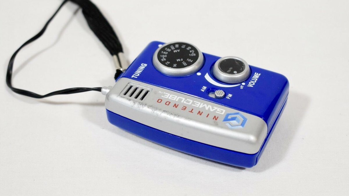 nintencollect's tweet photo. Today’s #DailyCollectable for #MondayCubed is this rare mobile retro AM/FM tuner that has been - inexplicably - branded with #Nintendo #GameCube!
#RT if you’re as intrigued as I am about where this thing came from - and #Reply if you have any info! https://t.co/p0HSvg5G8c