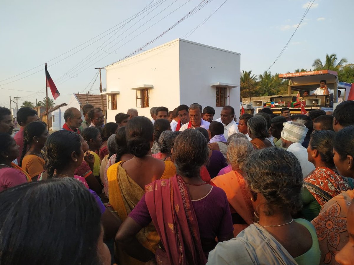 PRNatarajan's tweet photo. எங்கே சென்றாலும் மக்கள் சூழ்ந்து கொண்டு தங்கள் பிரச்சனைகளை , கோரிக்கைகளை நமது வேட்பாளர் P.R. நடராஜன் இடம் நம்பிக்கையோடு பகிர்ந்து கொள்ளும் காட்சி.
#VoteforPRN #VoteforCPIM #KovaiforPRN #KovaiforCPIM #Coimbatore #DMKAlliance #LokSabhaElections2019 https://t.co/Qjk1zbPpew