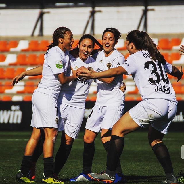 Cris_Ruiperez's tweet photo. ⚽️🦇 ¿Qué importa el pasado? El futuro aún está muy lejos. Grítalo, siéntelo y disfrútalo como si solo importase hoy. ¡Vamos a por la semana del derbi! Yo no me bajo de este barco.
•
•
•
#EllesSomTots #AmazonasVCFF #AmuntVCFfem #ValenciaCFF #ValenciaF… https://t.co/0pTCb0pYQN https://t.co/uhLk4z6DSW
