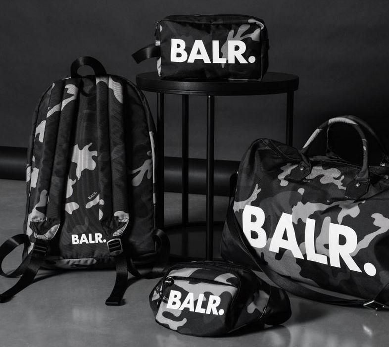 Balr2J's tweet photo. 【在���情報】#BALR のカモフラ柄 大容量ダッフルバッグ/ボストンバッグです♪  国内では完売しており、入手不可能ですが当店ではまだお求め頂けます♪ しかも国内定価より安い!  在庫限りとなりますのでご検討はお早めに♪ #メンズファッションコーデ >> https://t.co/9dJLFRHW1p https://t.co/XwAHG8Gvt8
