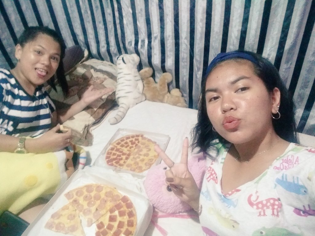 Bevsdelacruz2's tweet photo. Celeblaaate๐
#myhappypill
#iloveyoudangmwa
#thanksapafoods
#busogmuch https://t.co/puhrM4NhK0