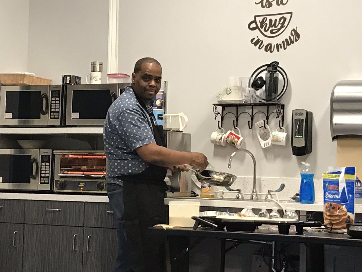 FM_UAL_IAH's tweet photo. Check out Stan cooking for his teammates while on vacation. Thank you, Stan. @weareunited https://t.co/o1shgOMJSn