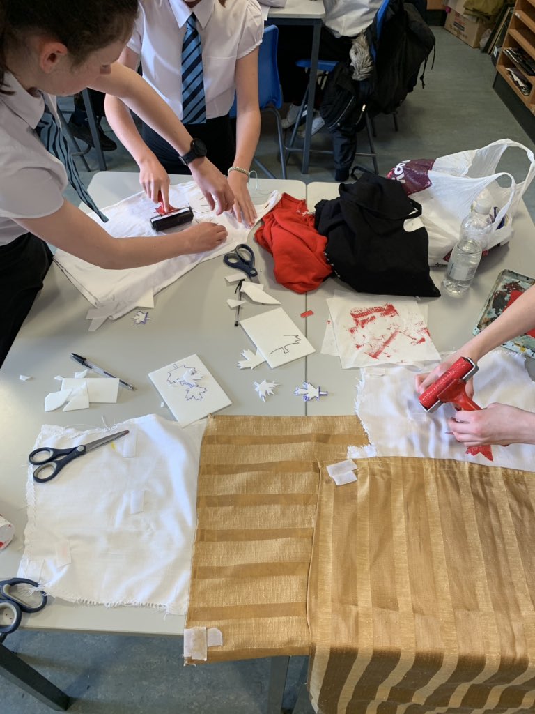GroveArtDesign's tweet photo. Busy busy 🐝’s getting on with their fashion designs for #DundeeDesignParade. They are being inspired by the city of Montreal who won a UNESCO city of design award 😁 https://t.co/ZrHTcV2XrE
