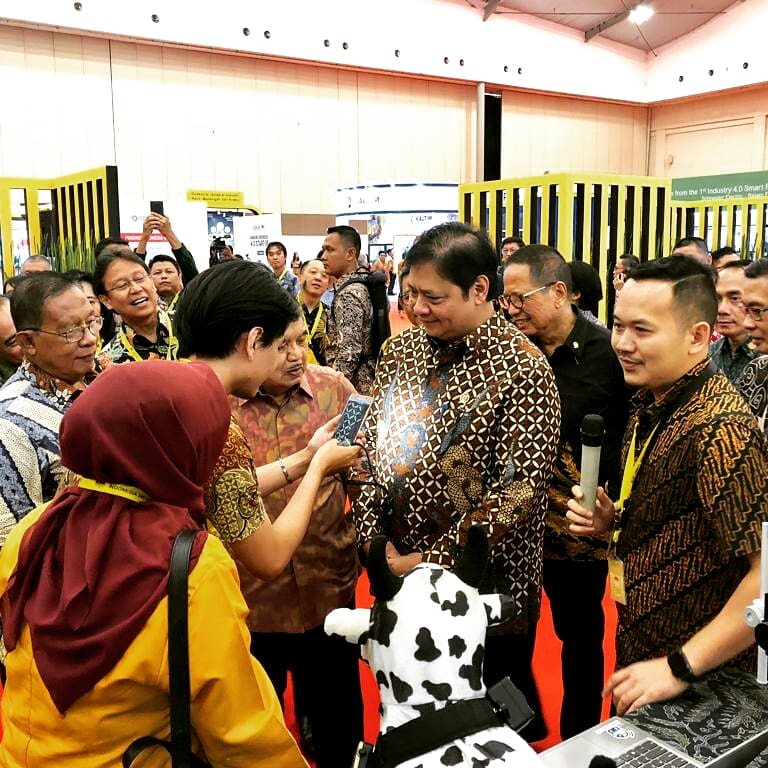 bbkb_kemenperin's tweet photo. Menperin Airlangga Hartarto bersama Wapres JK trial langsung Batik Analizer (kerjasama BBKB dengan Dycodec) pada baju yang dikenakan dengan hasil 98% batik tulis.
.
#bbkb #bbkbjoss #BBKBWBBM2019 #siapwbbm2019 #batik #batikasli #industri4 https://t.co/ZZL7Tz3OYZ