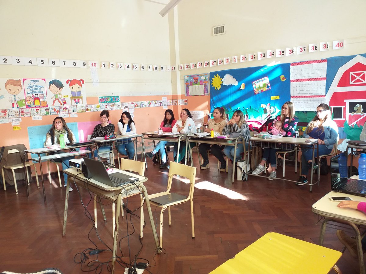 marilepel16's tweet photo. La programación y Scratch en la escuela. Hermoso clima de trabajo y juego con los docentes @CIIESanCayetano @BaheDfc https://t.co/m2QLy2N9e0