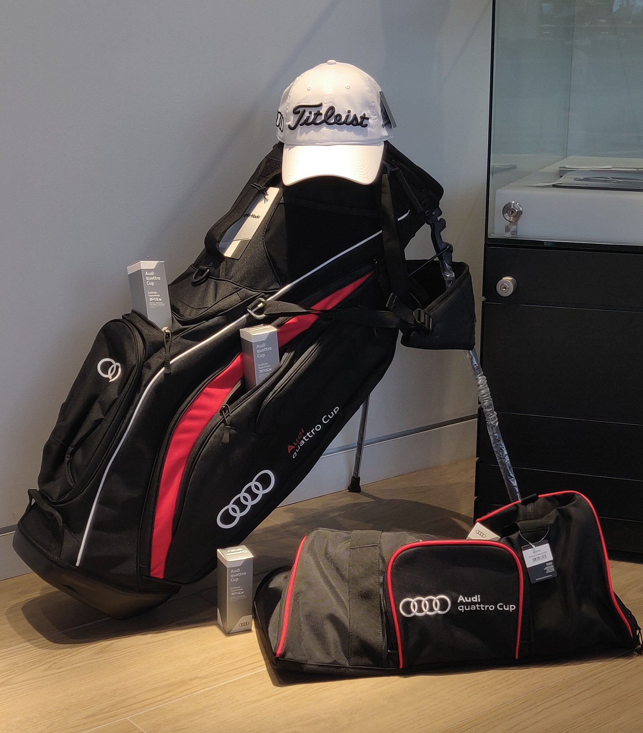 TaylorMade Audi quattro Cup ゴルフバッグ　ブラック TAYLORMADE Audi quattro Cup ゴルフバッグ 黒 - メルカリ