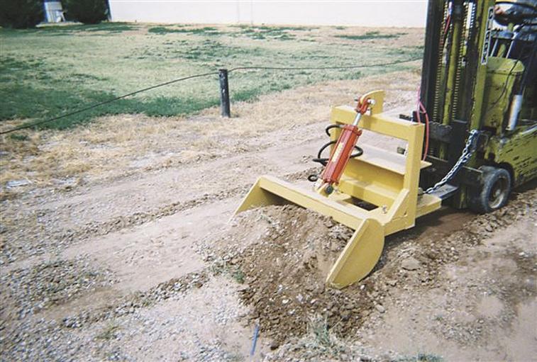 FarmShow's tweet photo. Now he has come out with a model to fit forklifts, ready to hook up to hydraulics or a 12-volt battery. #forklift #dumpbucket #farm #farmequipment #archives https://t.co/E8oeqWvJpc https://t.co/dyz0q2MyPH