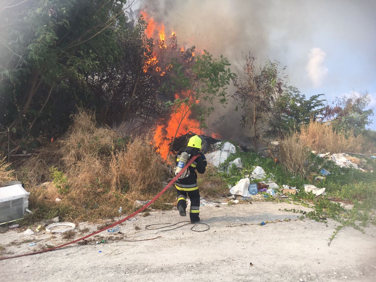 MACLmedia's tweet photo. @AirportFire_mv resources were deployed to assist @MNDF_Official Fire and Rescue Service to control a grassland fire that occured in Hulhumale today. @MACLmedia remains dedicated to assist national emergency services through resources deployment in time of need.  @CDFofMNDF https://t.co/fpxNFEgDwe