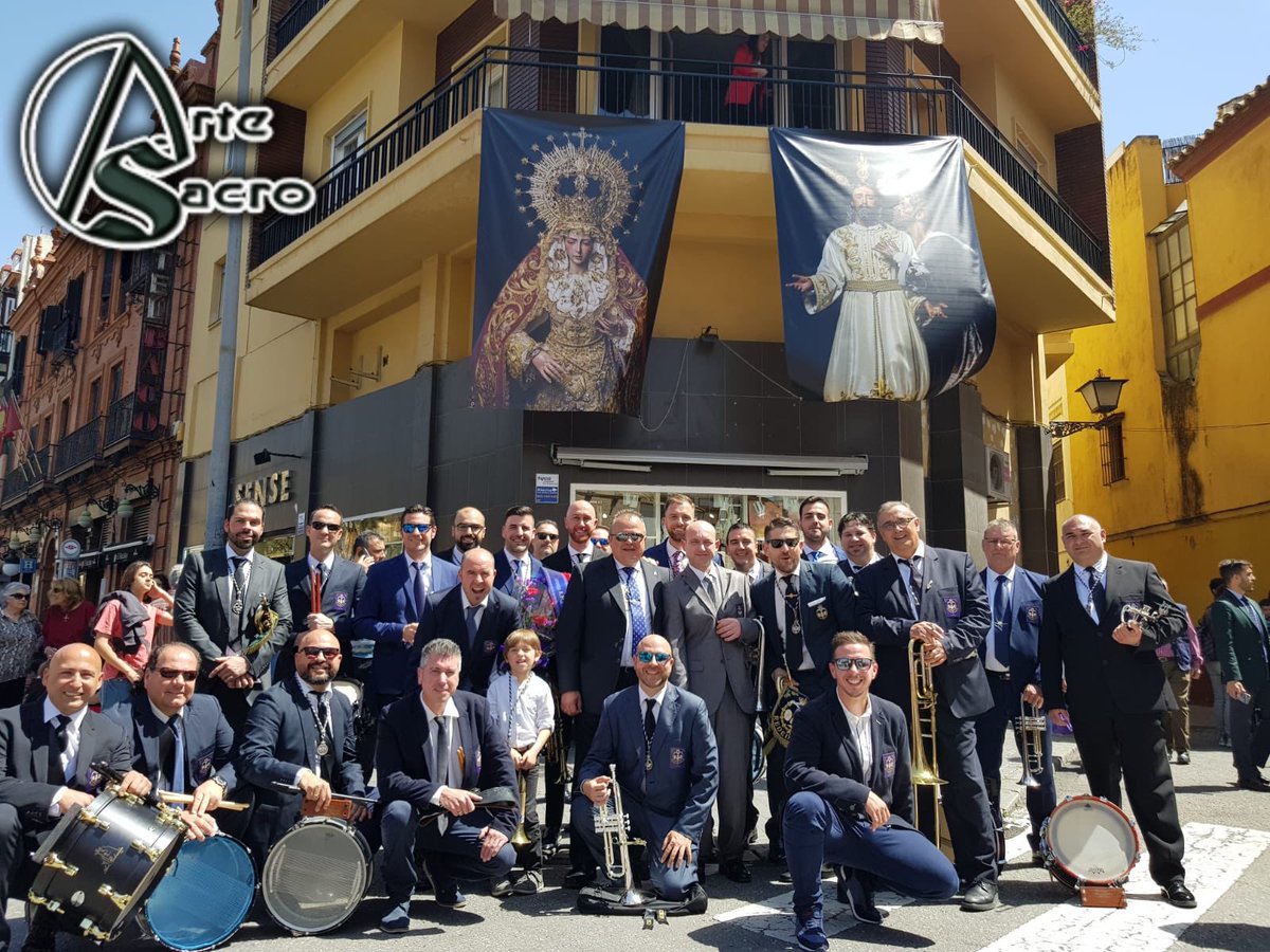 ArtesacroT's tweet photo. Veteranos de la @AMRedencion esperando al Señor y a su banda para acompañarlos musicalmente (homenaje por el 40 aniversario). Entre ellos, nuestro compañero @ruesgatriana / @Hdad_Redencion
#ElBesoDeJudas19 #LunesSanto #ASacro #SSantaSevilla19 
#LunesSanto19
📸 @ArtesacroT https://t.co/DBK7gdxrsA