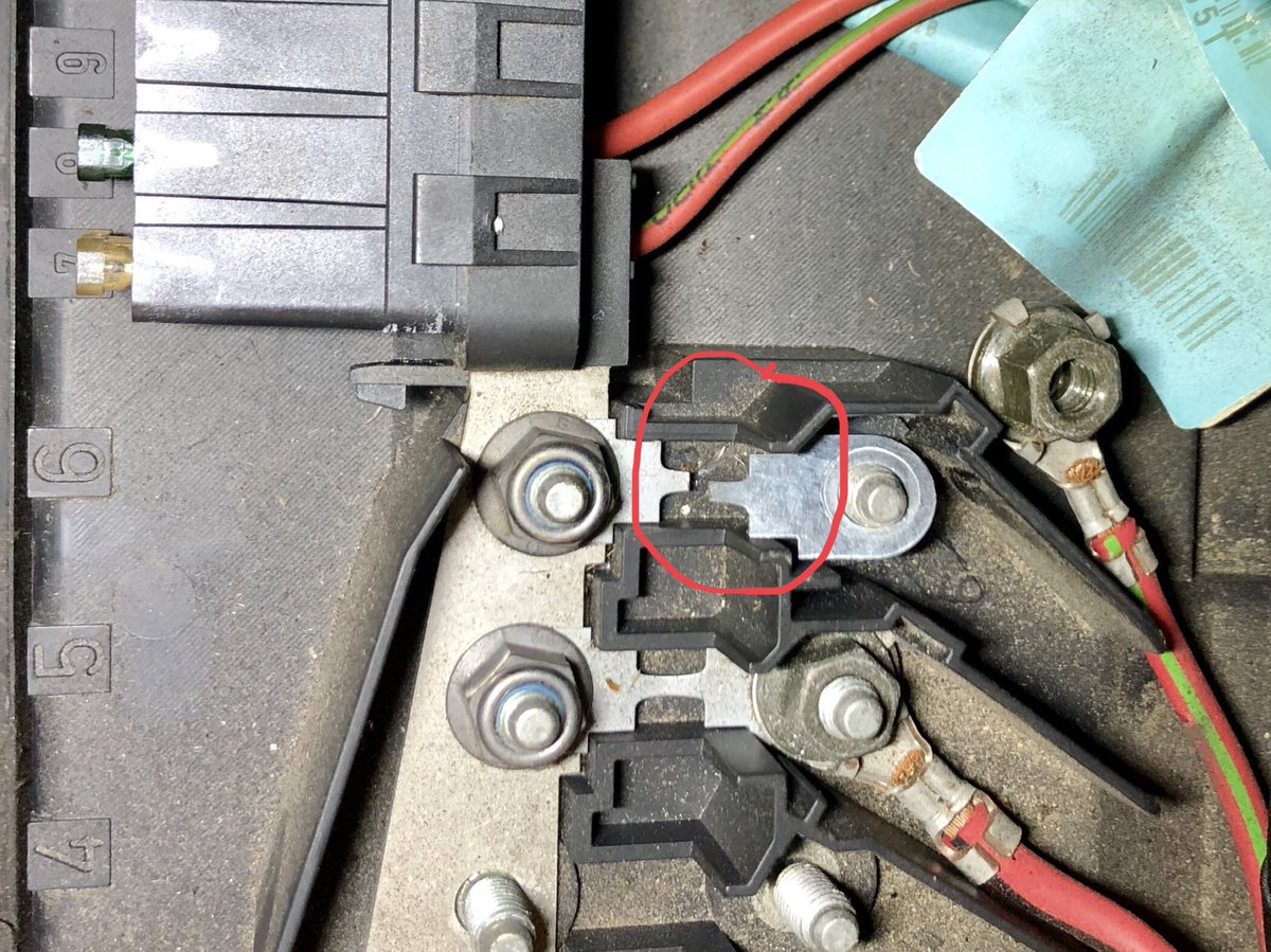 Par Indflydelse hule Hannah Gordon on Twitter: "#VW #Polo in today with ABS light on, first  place to check is the fuse box on top of the battery where the fuse wire  over time can
