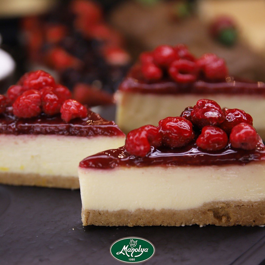 ManolyaPastane's tweet photo. En lezzetlisi limonlu mu yoksa frambuazlı mı... 🍋🍇
Cheesecake tutkunlarını ikiye bölen bu tartışmanın galibi yok. Manolya Pastaneleri’nde ise bu lezzeti anlatmanın tarifi yok... https://t.co/1A2bLgRteZ