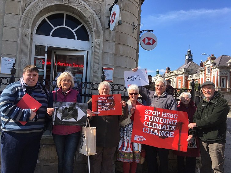 Ein cefnogwyr y tu allan i fanc HSBC Llandudno. Rhaid atal ariannu ynni fossil er lles ein byd! #Grawys #Codwch

Our supporters outside <a href="/HSBC/">HSBC</a> bank in Llandudno. Funding fossil fuel must stop for the sake of our planet! #Lent #RiseUp #climatechange

<a href="/AnnibynwyrCymru/">Undeb yr Annibynwyr</a> <a href="/EBC_PCW/">EBC - PCW</a>