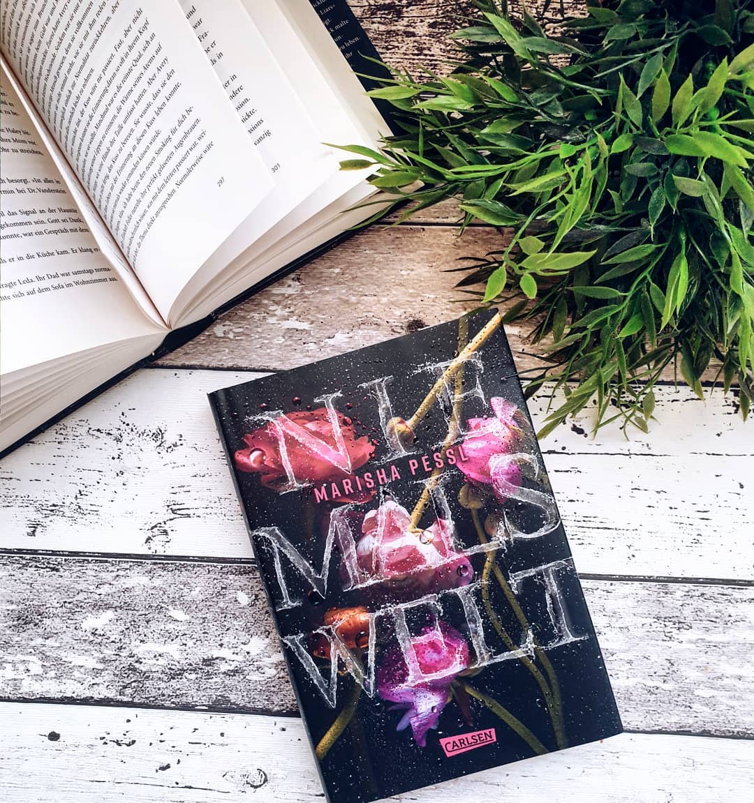marishapessl's tweet photo. Already loved the gorgeous cover of the German edition of #NeverworldWake (#Niemalswelt), but seeing your #bookstagrams makes me love it even more! Danke for all the love, Germany ๐ฉ๐ชโจ๐ค
๐ธ: storybook_existentialist, chantal_bookwonderland, anni_book, chianti_golden_letters https://t.co/JrTGdN9mEk