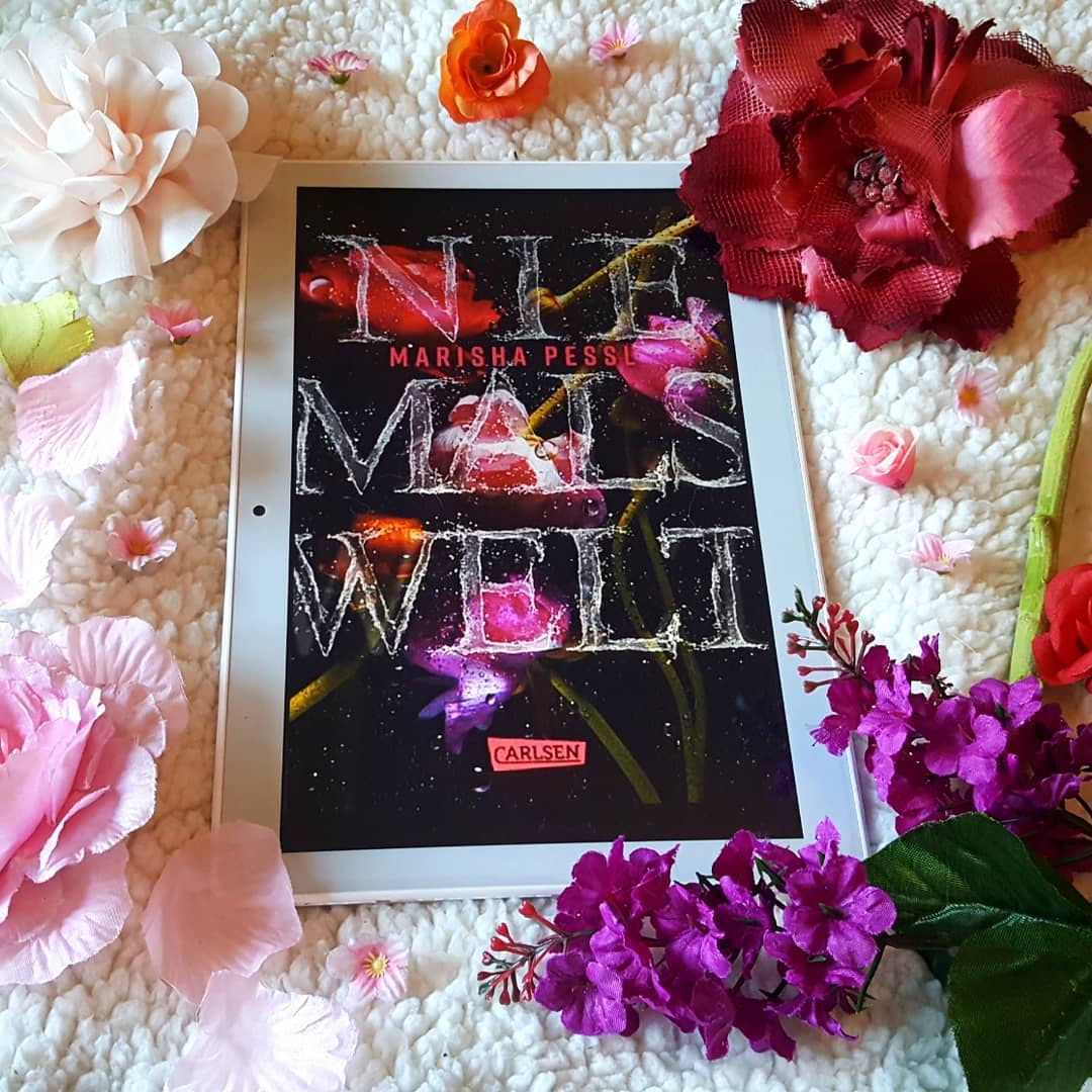 marishapessl's tweet photo. Already loved the gorgeous cover of the German edition of #NeverworldWake (#Niemalswelt), but seeing your #bookstagrams makes me love it even more! Danke for all the love, Germany ๐ฉ๐ชโจ๐ค
๐ธ: storybook_existentialist, chantal_bookwonderland, anni_book, chianti_golden_letters https://t.co/JrTGdN9mEk